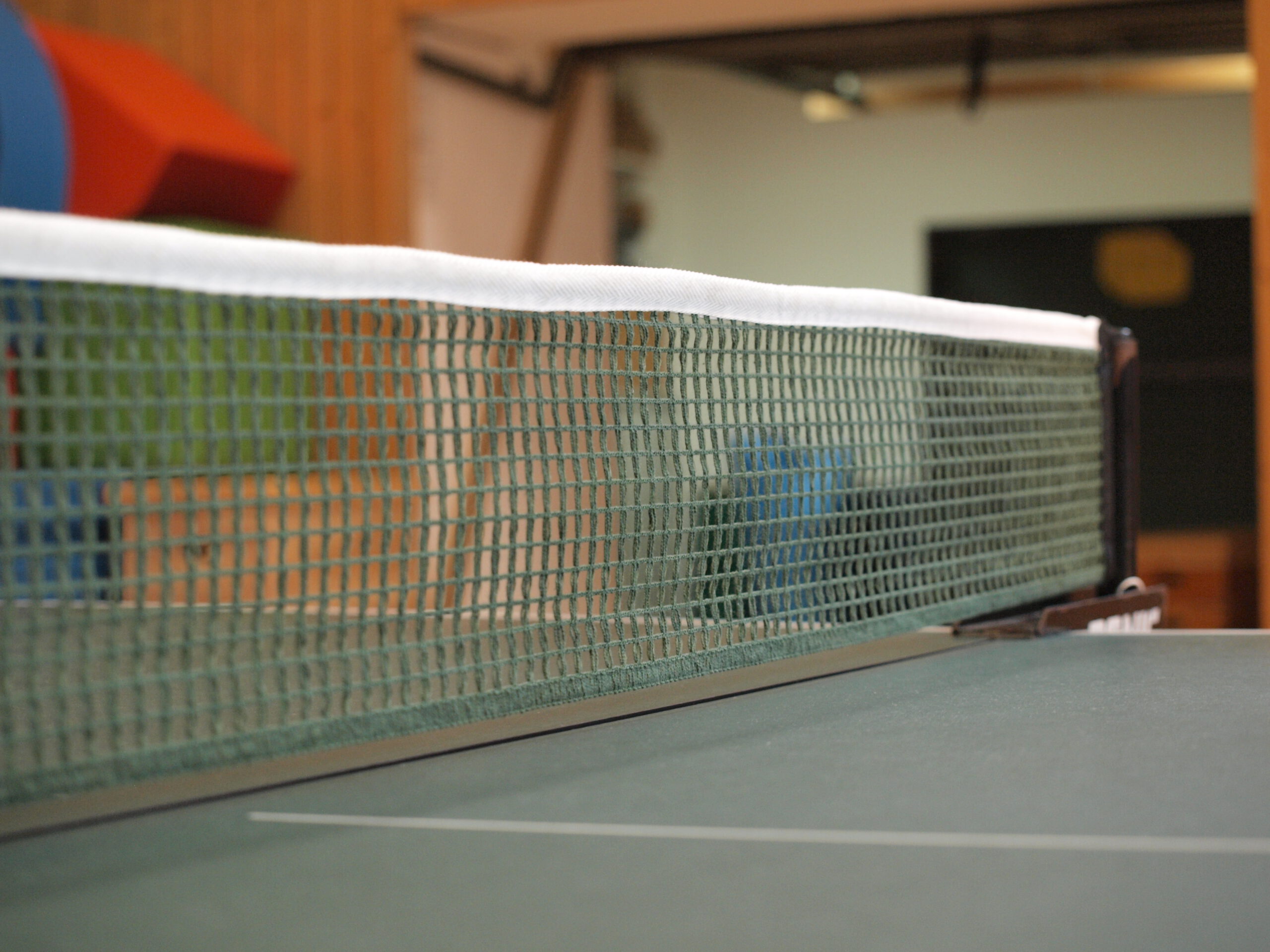 Tischtennisnetz in der Halle